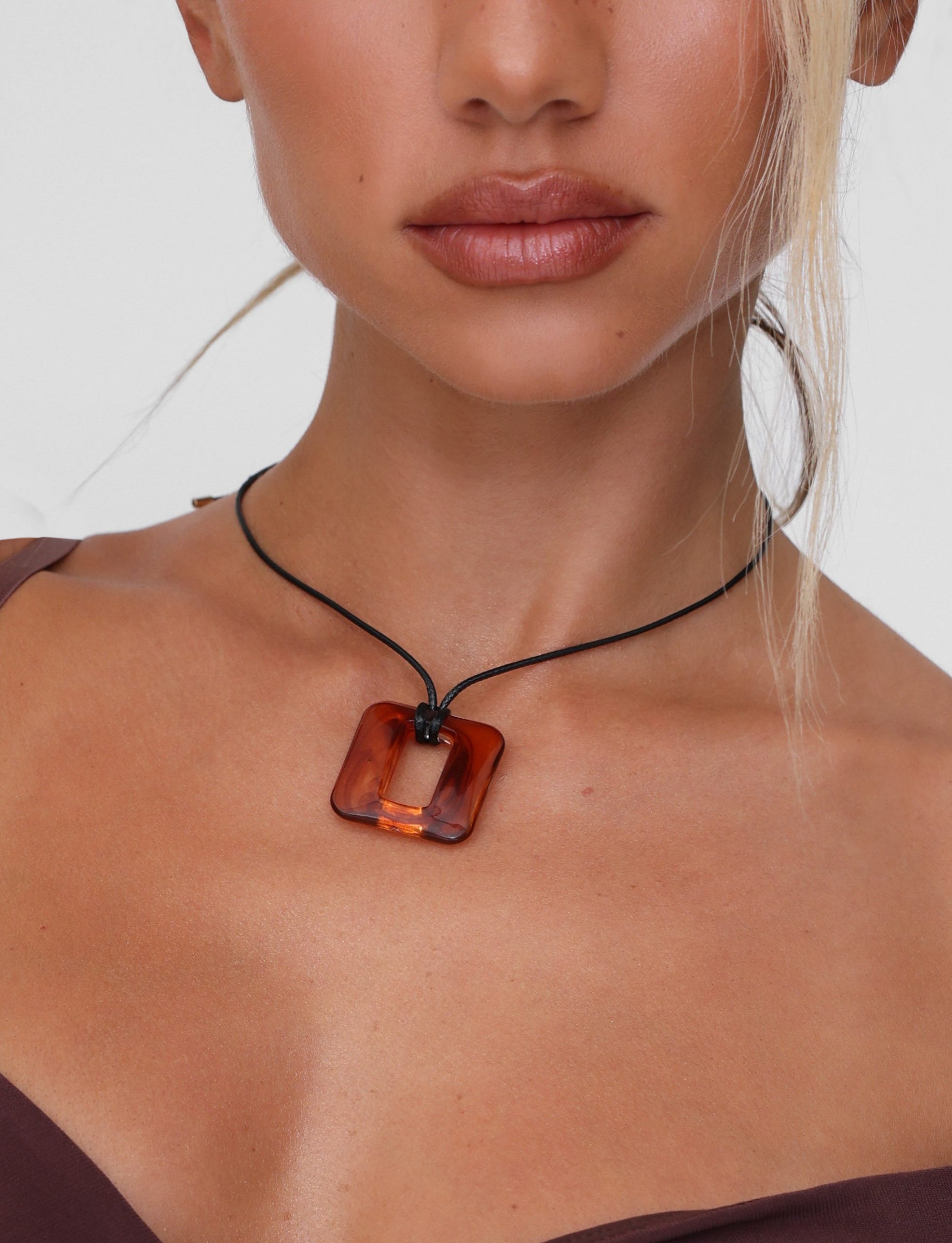 MIRREN SQUARE NECKLACE - BROWN - Image 4